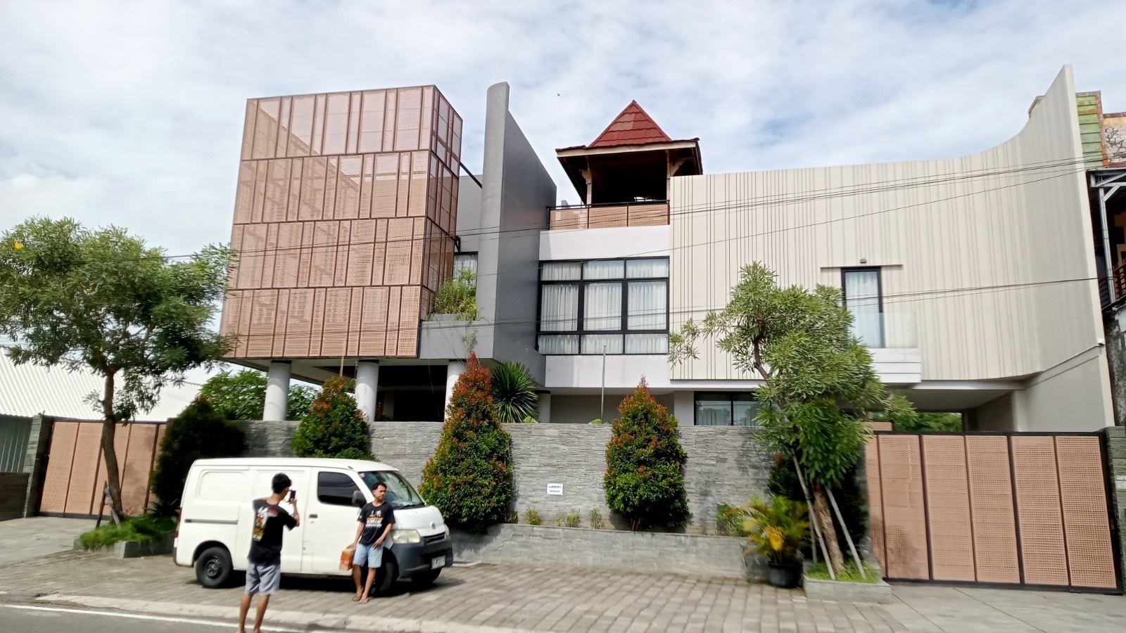 TEPI JALAN: Kediaman Denny Caknan di Ngawi, Jatim. Rumahnya dipilih banyak orang sebagai tempat COD karena berada di kawasan strategis dan gampang ditemukan.