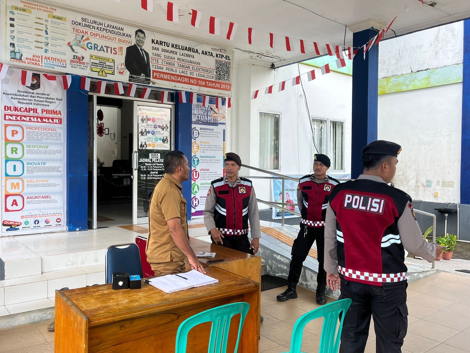 PATROLI : Polres Kayong Utara berpatroli menyusuri pemukiman warga, hingga objek wisata di Kota Sukadana, Kabupaten Kayong Utara.