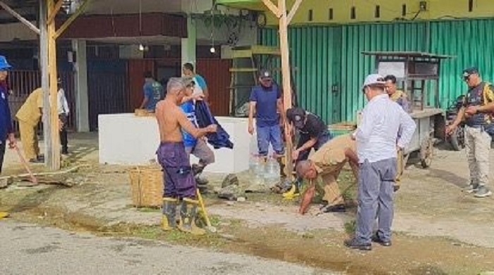 AIR : Genangan air merendam area sekitar Kantor PLN Unit Pelaksana Pelayanan Pelanggan (UP3) Sanggau, Selasa (23/12).
