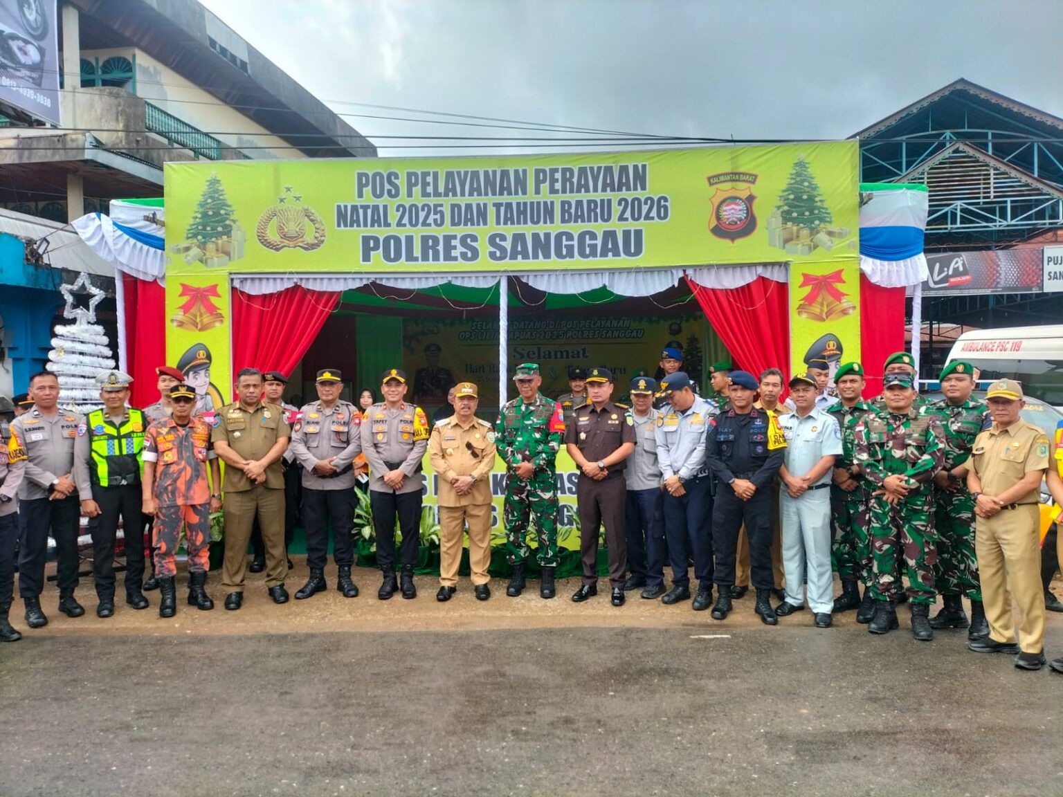 TINJAU : Bupati Sanggau bersama jajaran Forum Koordinasi Pimpinan Daerah (Forkopimda) melakukan peninjauan langsung ke sejumlah pos pengamanan Natal 2025 dan Tahun Baru 2026.
