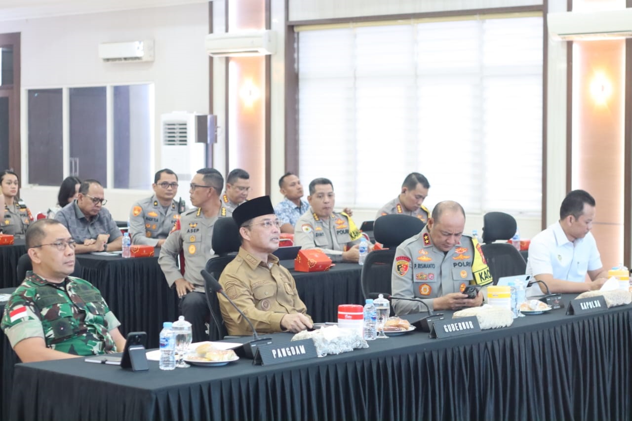 RAKOR: Gubernur Kalimantan Barat Ria Norsan bersama Kapolda Kalbar dan Pangdam XII Tanjungpura saat menghadiri Rapat Koordinasi (Rakor) Lintas Sektoral tingkat menteri dalam rangka kesiapan pengamanan