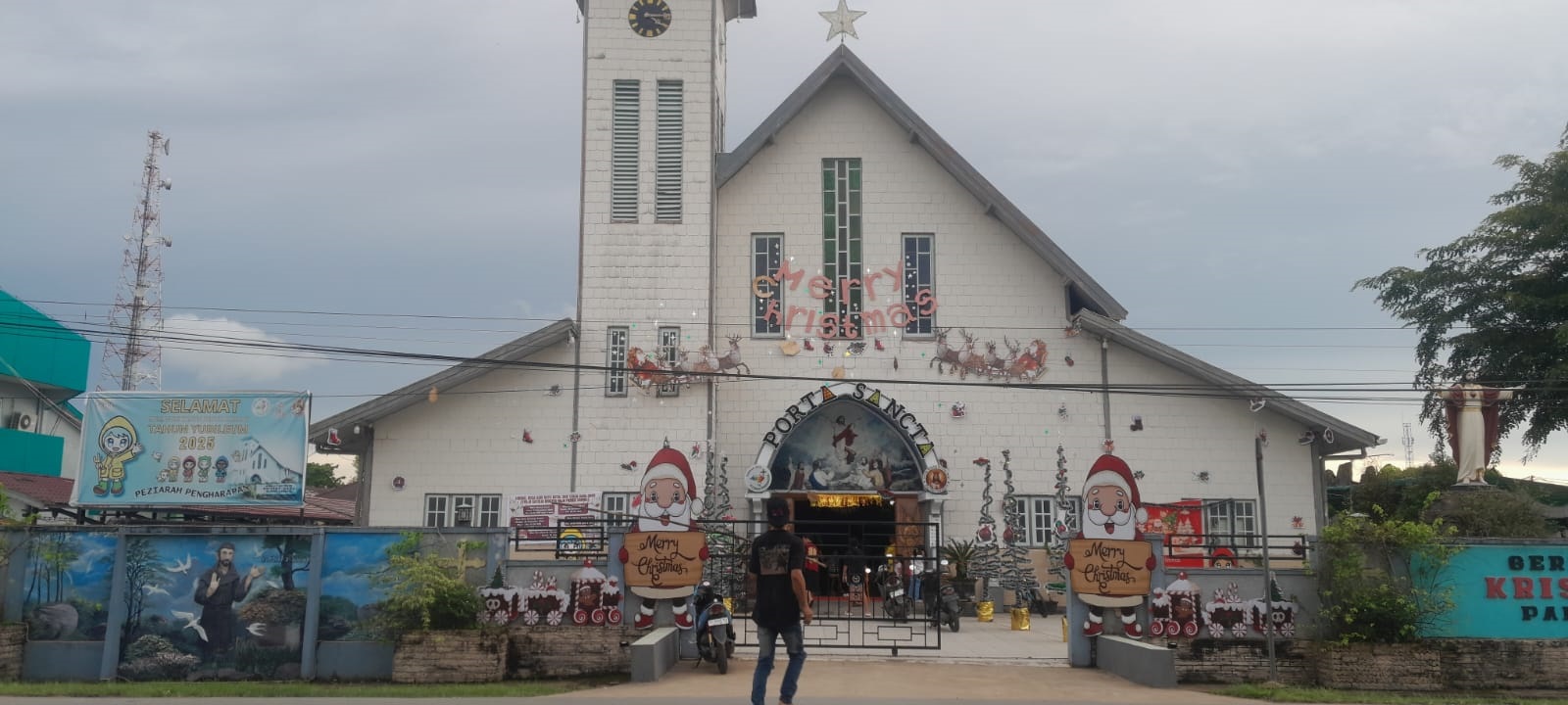SAMBUT NATAL: Gereja Paroki Kristus Raja Sambas sudah dipercantik dengan ornamen khas Natal termasuk mempersiapkan tempat untuk pelaksanaan Ibadah Malam Natal yang akan dilangsungkan besok (24/12).