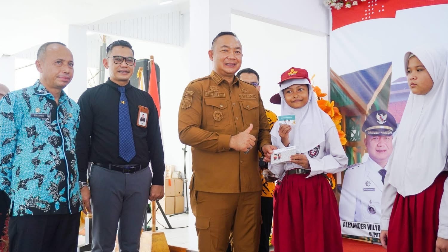 LUNCURKAN : Bupati Ketapang, Alexander Wilyo, menyerahkan Kartu Ketapang Pintar kepada siswa penerima manfaat, Senin (22/12).