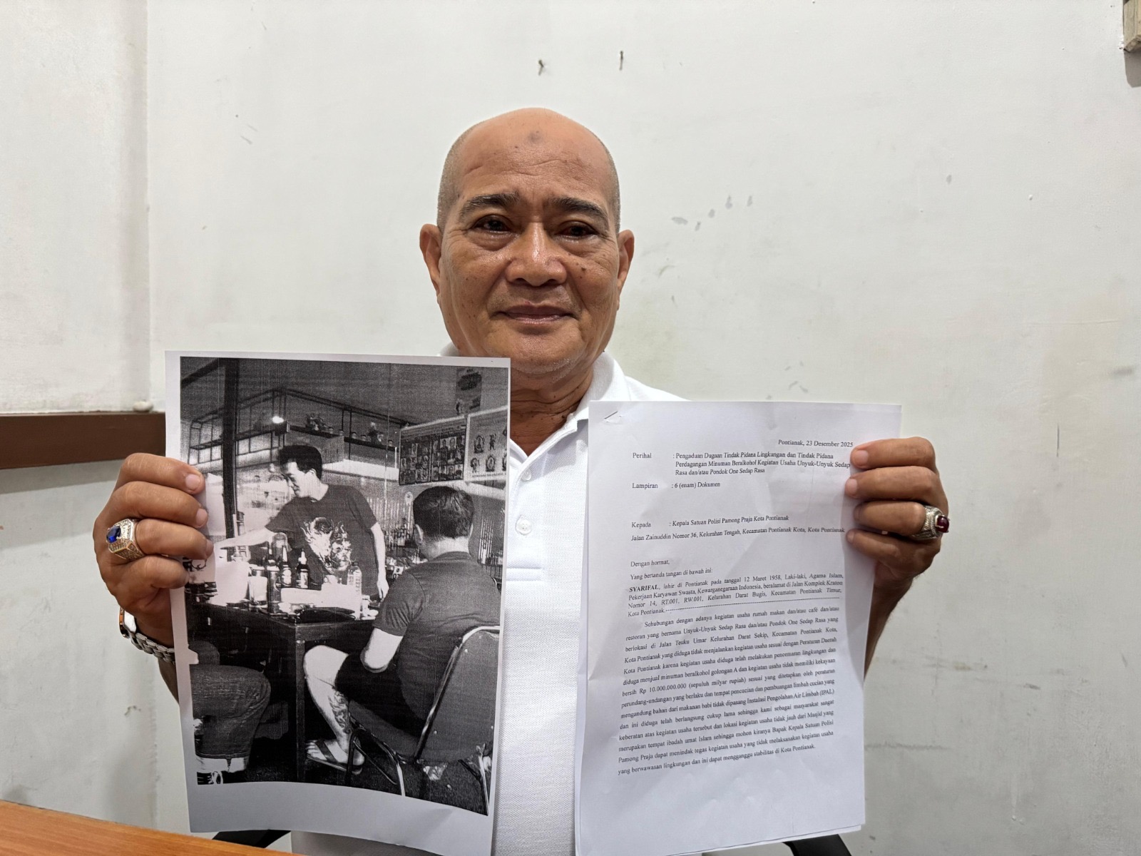 LAPORAN : Wakil Ketua III Bidang Pemasyarakatan MPW PPP Kalbar, Syarifal menunjukkan bukti laporan pengaduan yang disampaikan ke Satpol PP Kota Pontianak terkait dugaan pelanggaran oleh pengelola