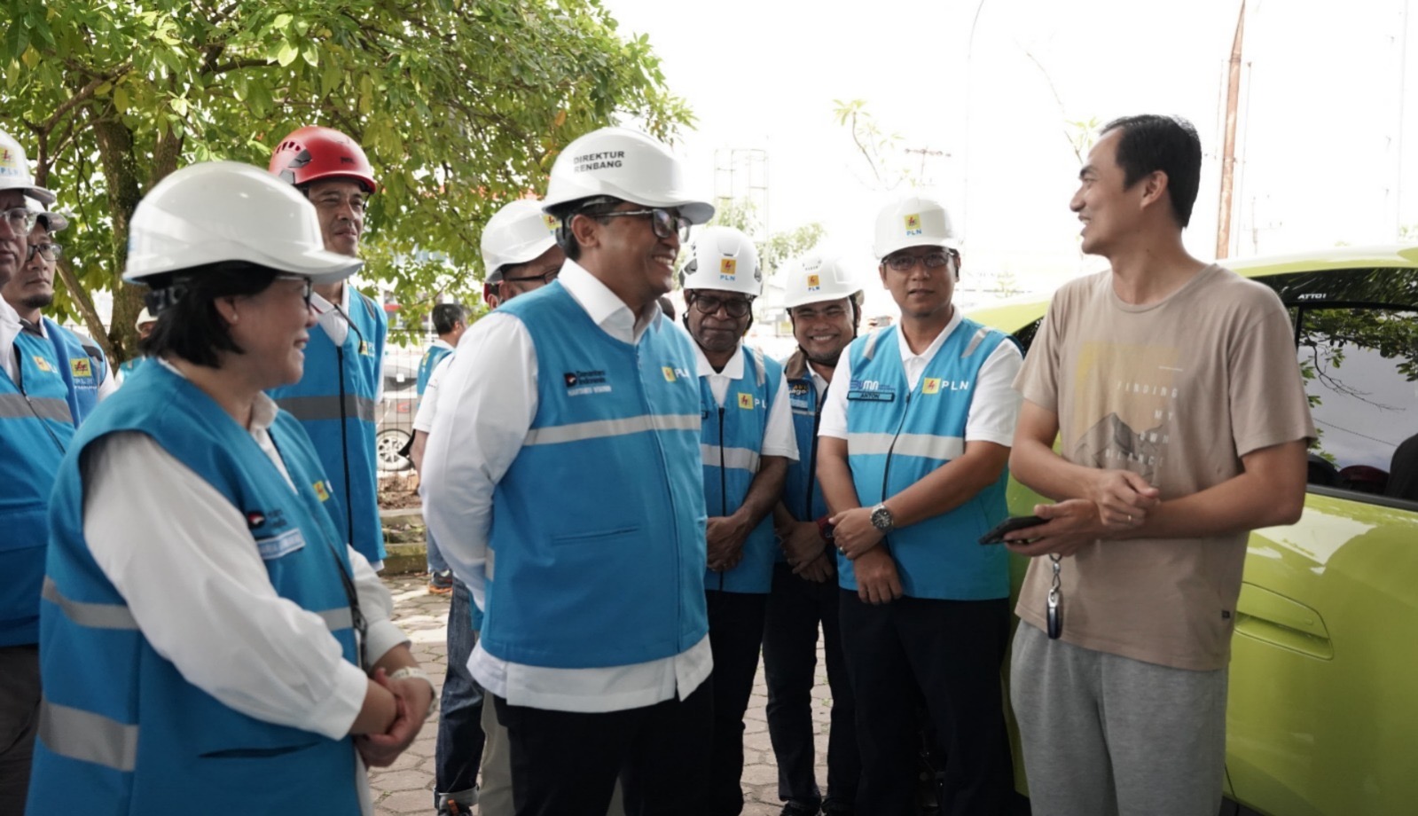 Direktur Perencanaan Korporat dan Pengembangan Bisnis PT PLN (Persero), Hartanto Wibowo (tengah), General Manager PLN UID Kalbar, Maria G.I Gunawan (pertama kiri), memastikan langsung kenyamanan