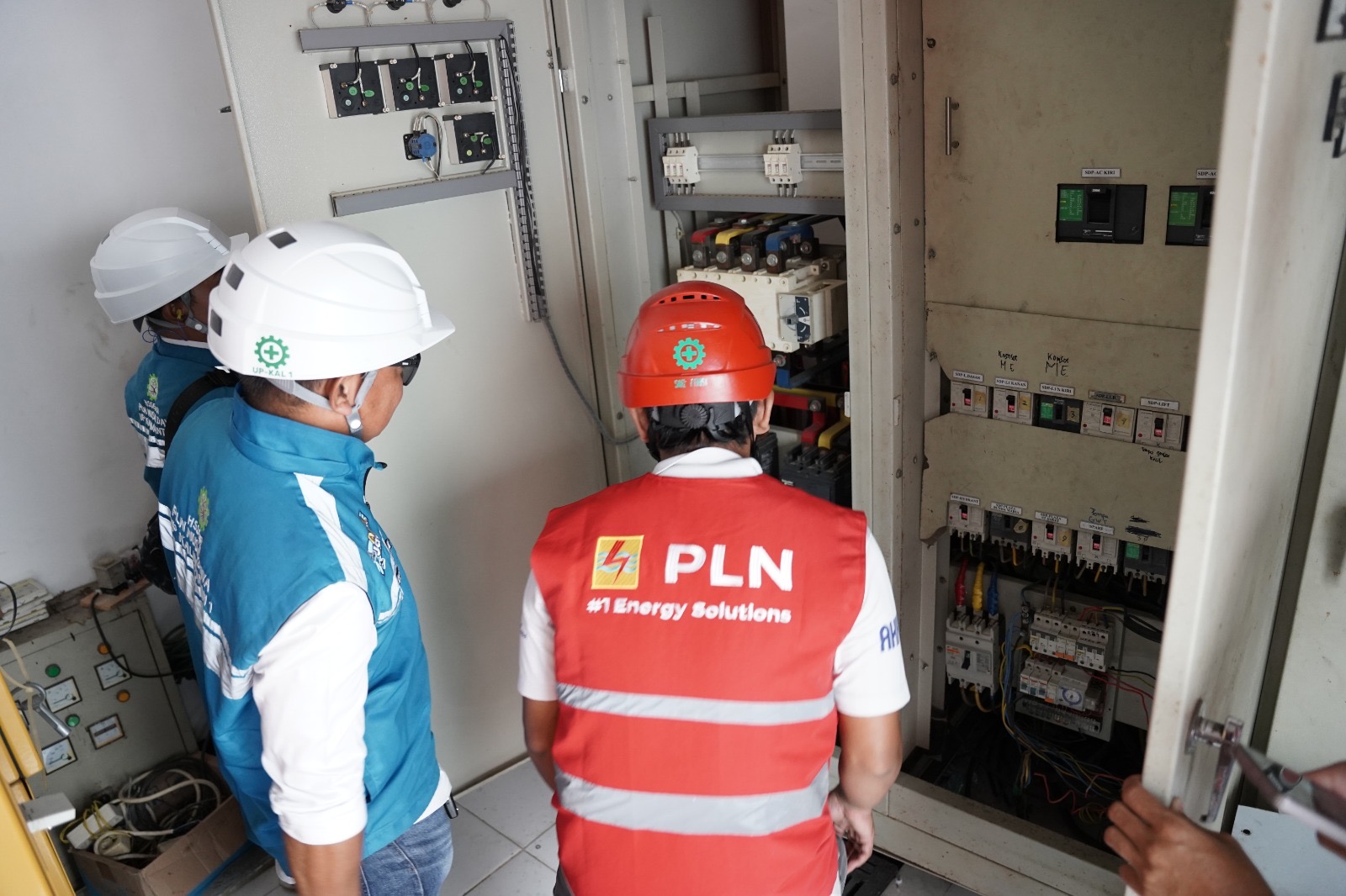 Petugas PLN melakukan pengecekan instalasi kelistrikan secara menyeluruh, memastikan keandalan dan keamanan pasokan listrik di Gereja Katedral Santo Yosef Pontianak selama rangkaian Perayaan Natal2025