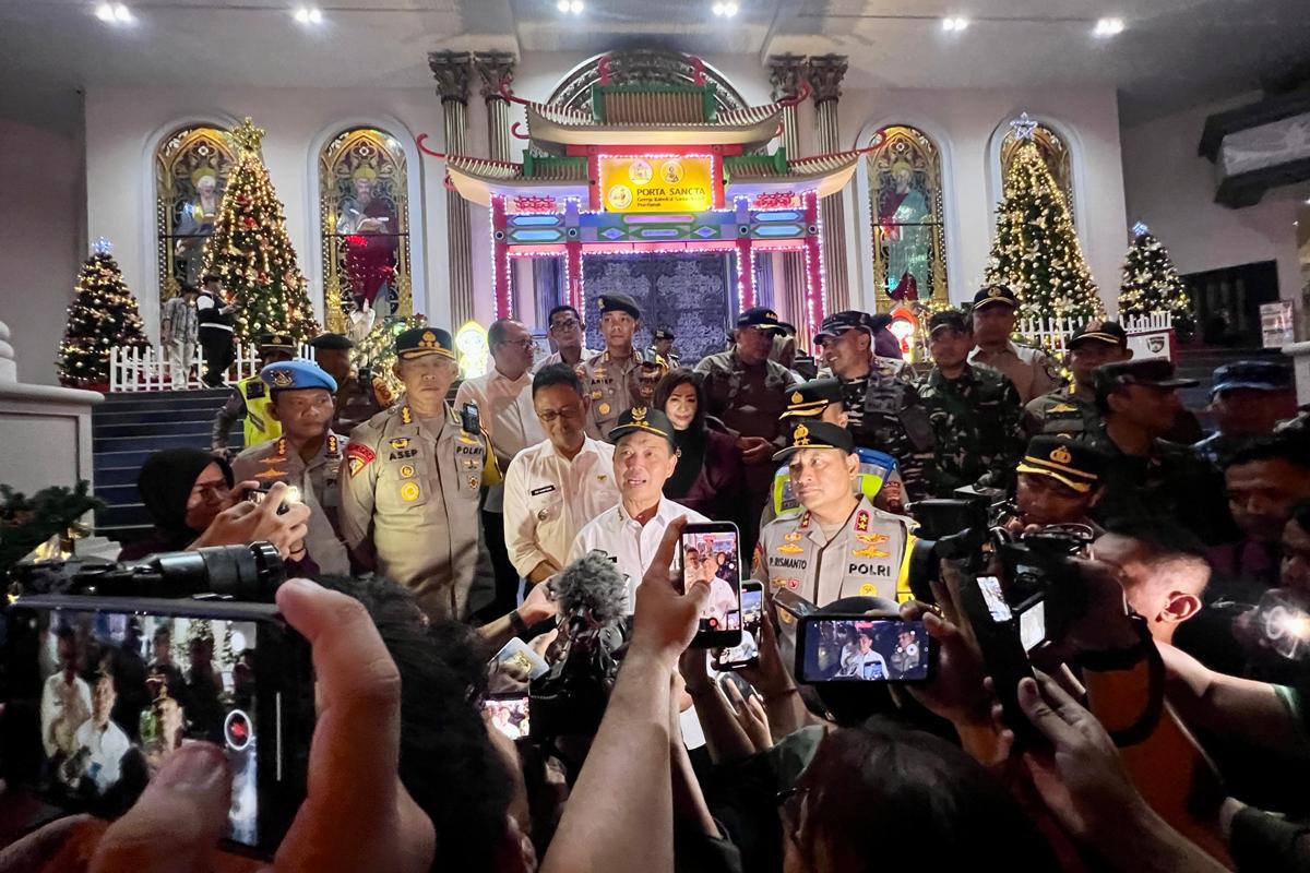Gubernur Kalbar Ria Norsan bersama Kapolda Kalbar Irjen Pol Pipit Rismanto serta Forkopimda mengecek pengamanan malam perayaan Natal di Gereja Katedral Santo Yosef, Rabu (24/12).