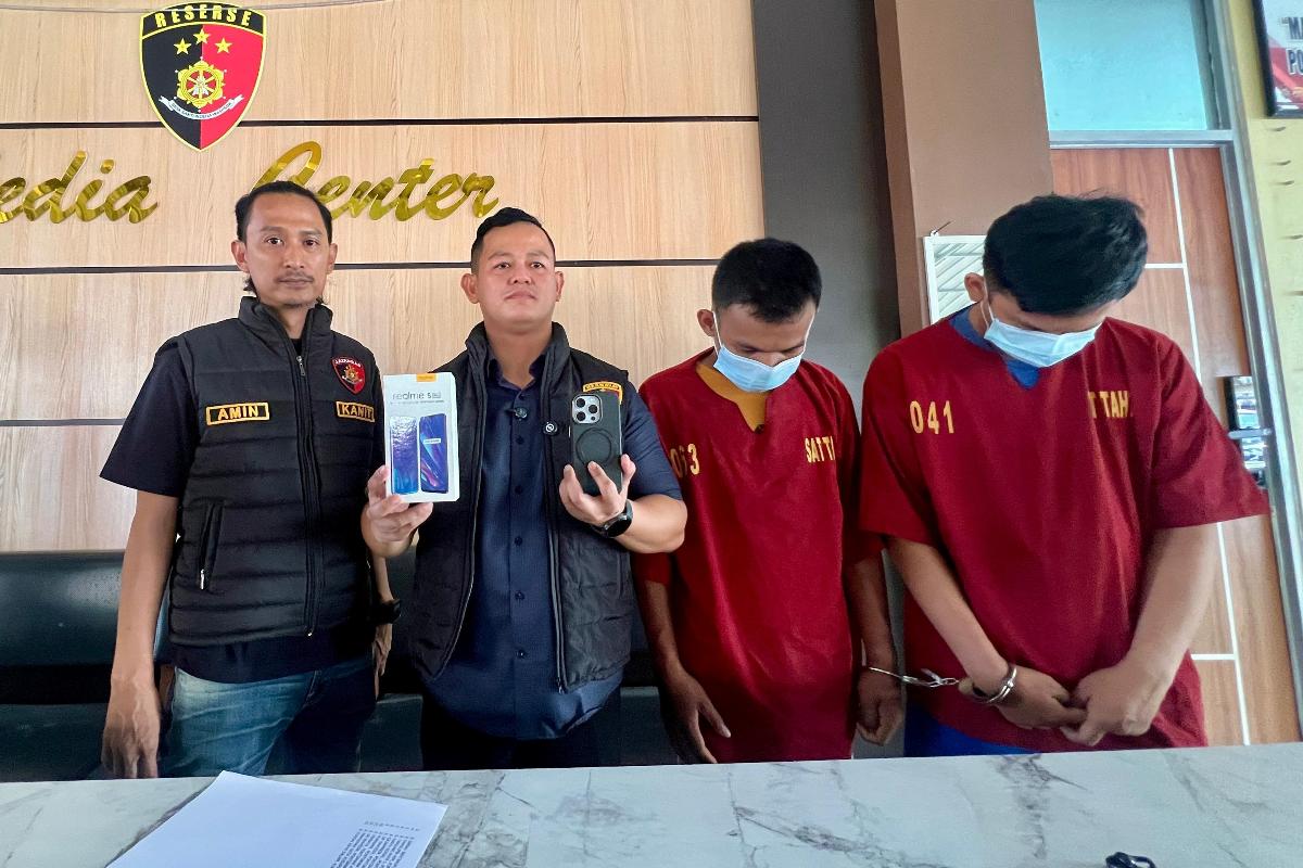 Satreskrim Polresta Pontianak menggelar konferensi pers terkait pengungkapan kasus tindak pidana pencurian, Jumat (26/12). Polisi mengamankan dua orang tersangka serta sejumlah barang bukti.