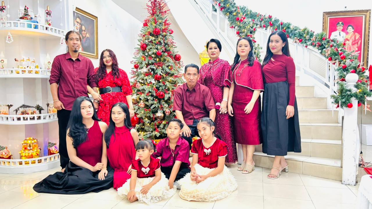 BERSAMA : Henrikus berfoto bersama keluarga besarnya saat perayaan Natal 2025 di kediamannya di Jalan Johar, Kota Pontianak, Kamis (25/12).