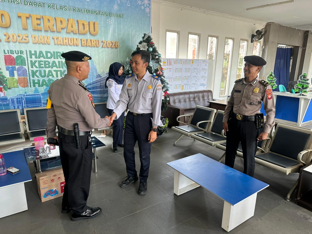 PENGAMANAN&nbsp;:&nbsp;Petugas Satgas Ops Lilin Kapuas melakukan pengecekan dan pengamanan di Terminal Internasional ALBN Ambawang, Kabupaten Kubu Raya, dalam rangka pengamanan arus Natal 2025 dan Tahun Baru 20