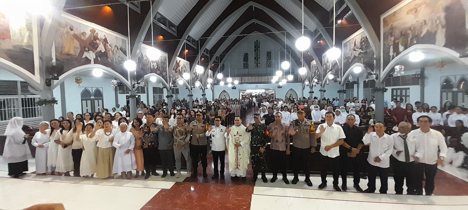Bupati Sambas bersama Kapolres dan Dandim Sambas saat mengunjungi kegiatan ramah tamah Malam Natal di Gereja Paroki Sambas.