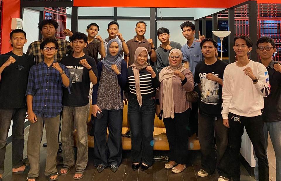 FORUM DISKUSI: Mahasiswa yang tergabung dalam IMKK menggelar diskusi menyoroti tingginya angka kekerasan terhadap anak dan perempuan beberapa waktu lalu.