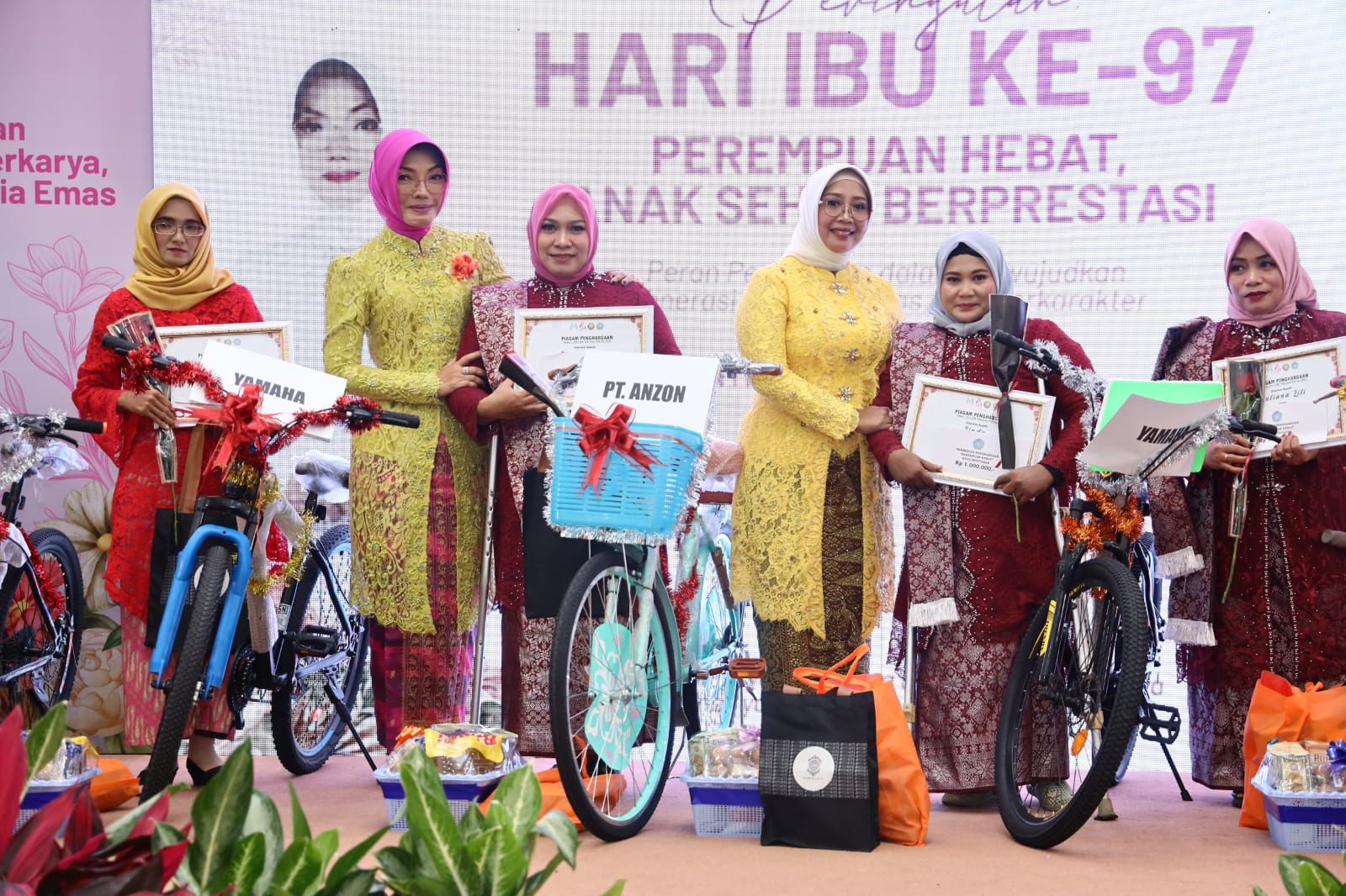 INSPIRATIF: Para ibu inspiratif yang menerima piagam dan sepeda di Hari Ibu ke-97.