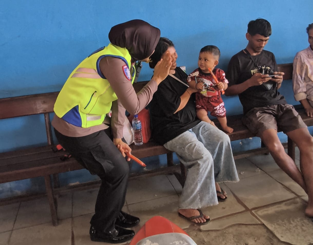 SAPA WARGA: Kasat Lantas Polres Landak IPTU Liafani Karen bercengkerama dengan warga saat patroli di Terminal Dara Itam Ngabang pada Kamis (25/12).