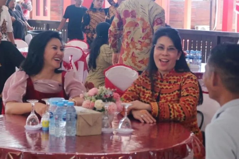SILATURAHMI: Bupati Landak Karolin Margret Natasa menerima tamu Open House Natal di pendopo Bupati Landak pada Kamis (25/12).