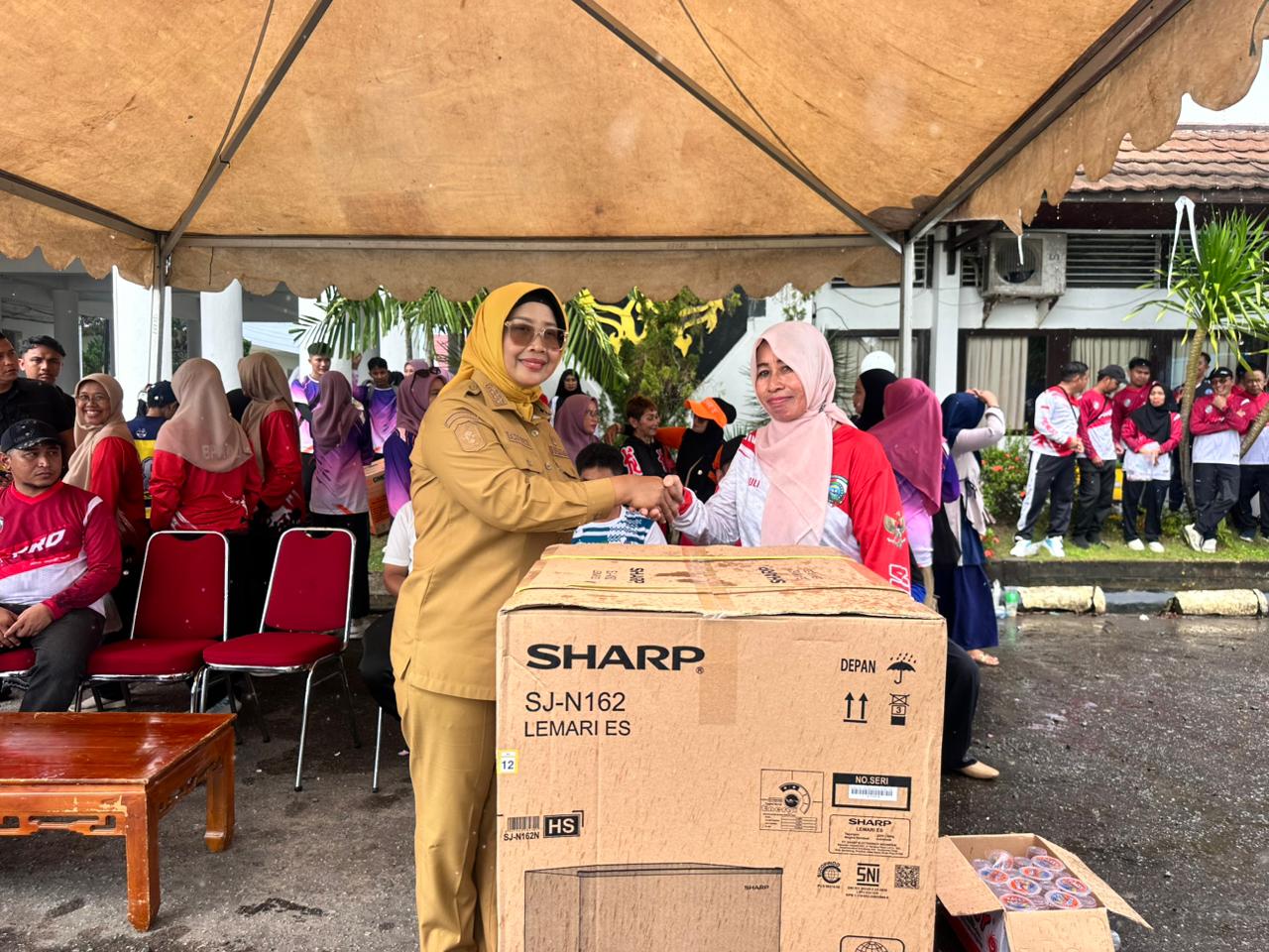 APRESIASI: Bupati Erlina menyerahkan hadiah kepada penerima dalam Festival Pajak Daerah tahun 2025 beberapa waktu lalu.