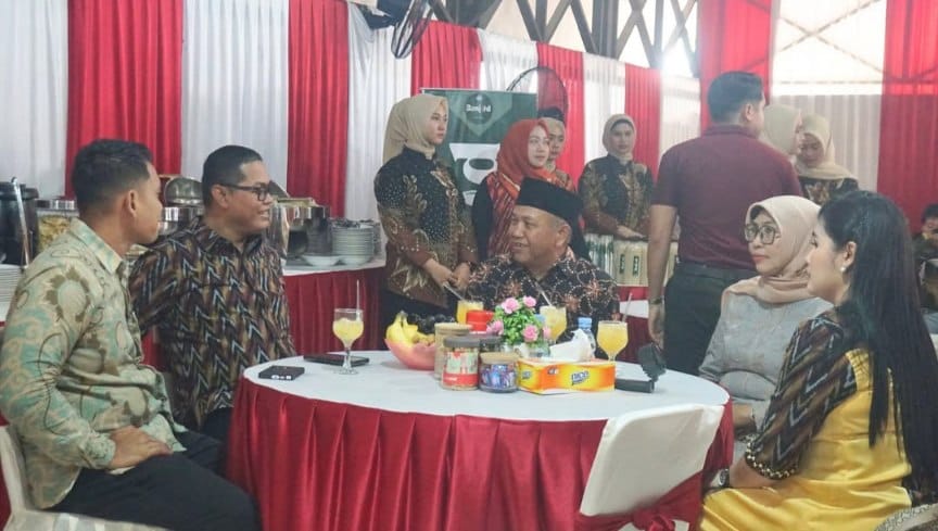 BERKUNJUNG: Wabup Juli Suryadi dan Ketua TP PKK, Rosnilawati saat bersilaturahmi di kediaman Kapolres Mempawah.