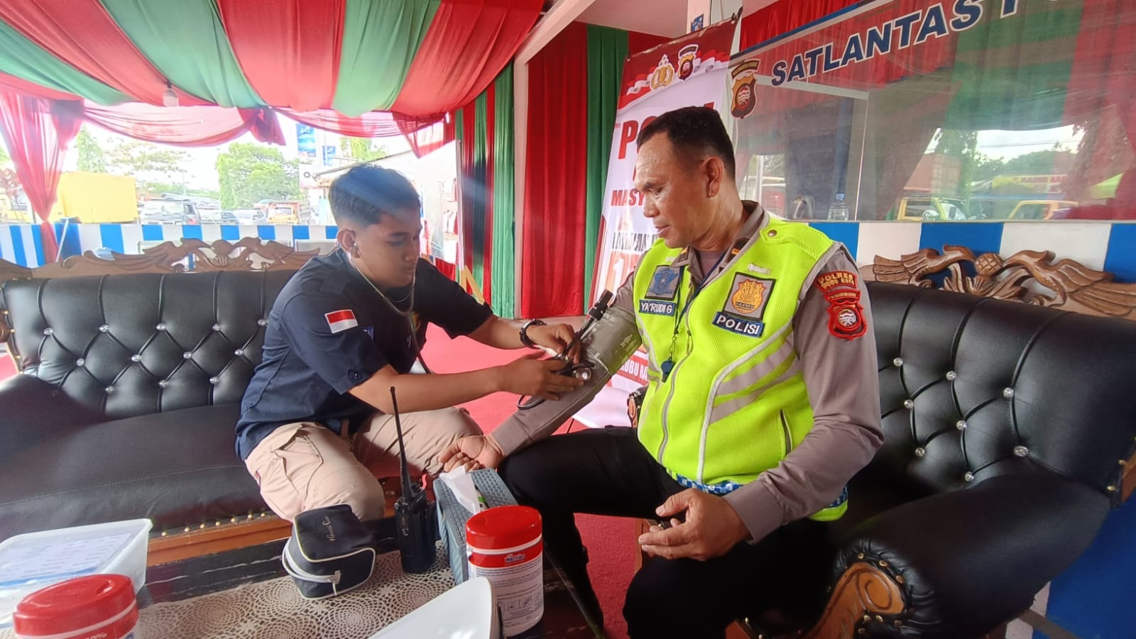 CEK KESEHATAN: Petugas Operasi Lilin Kapuas 2025 di wilayah Polres Kubu Raya mendapat layanan pemeriksaan kesehatan gratis dari tim Sidokes Polres Kubu Raya, Jumat (26/12).