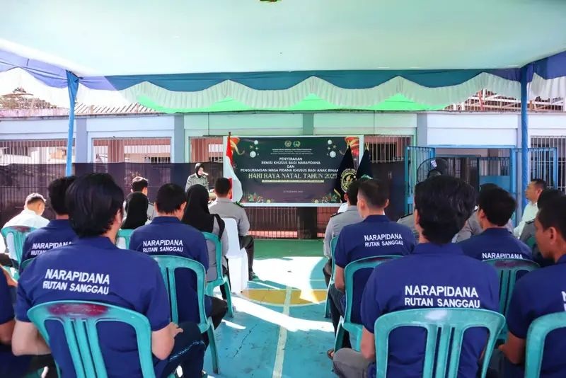 REMISI: Sejumlah warga binaan pemasyarakatan beragama Kristen di Rutan Sanggau menerima remisi Natal.