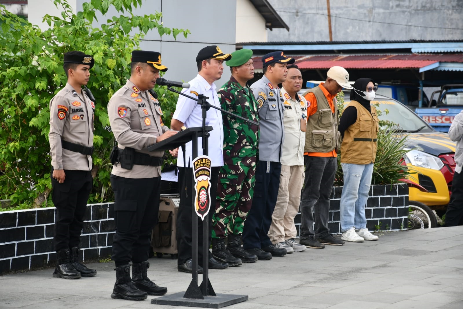 APEL: Apel Konsolidasi Pengamanan Ibadah Natal dalam rangka Operasi Lilin Kapuas 2025 yang digelar di Halaman Tugu Durian, Sukadana, Rabu (24/12/2025).