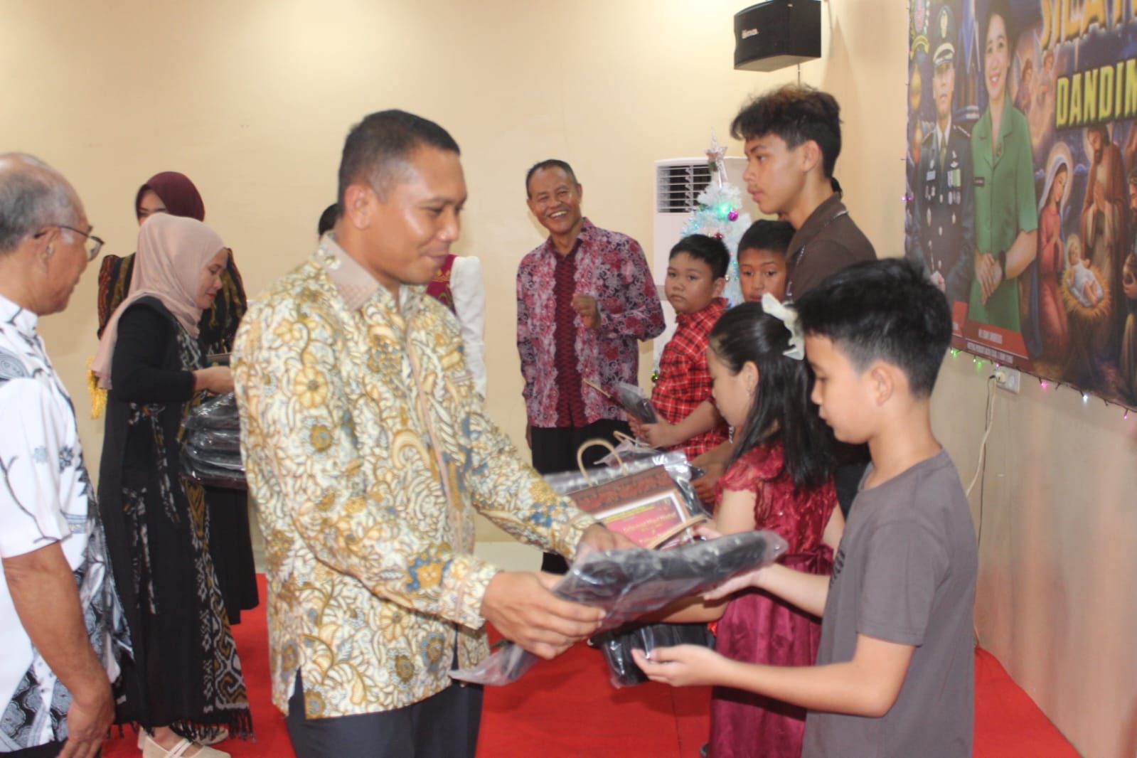 OPEN HOUSE: Perayaan Natal di Kodim 1206 Putussibau di mana Dandim 1206 PSB menggelar open house.