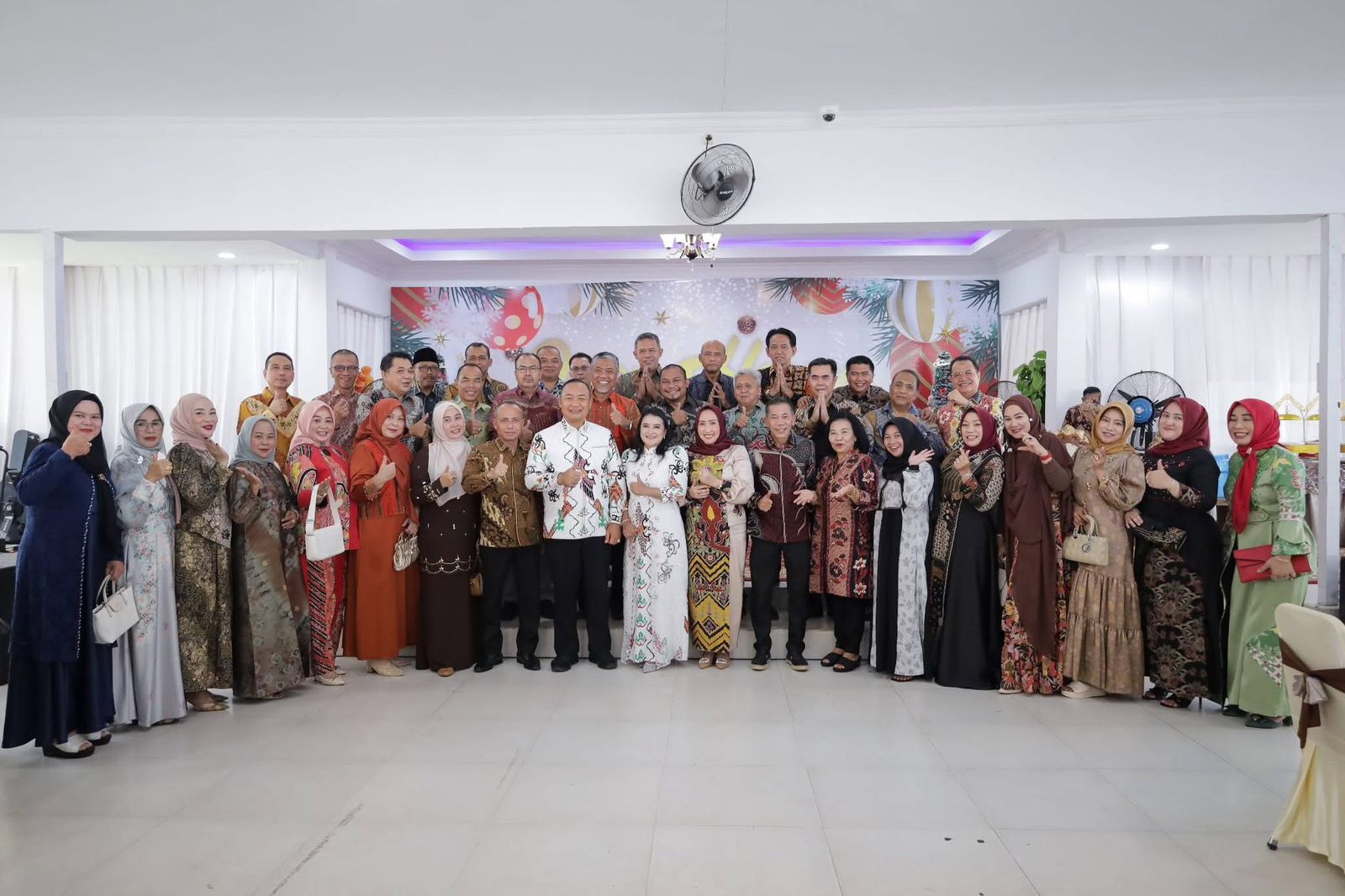 SILATURAHMI:  Bupati dan Wabup Ketapang bersama jajaran bersilaturahmi dalam acara open house Natal di Pendopo Bupati, Kamis (25/12).