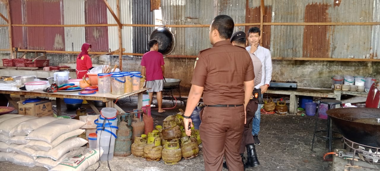 SIDAK: Pemkab Sintang menemukan masih ada rumah makan yang menggunakan gas elpiji 3 kg sebagai bahan bakar.