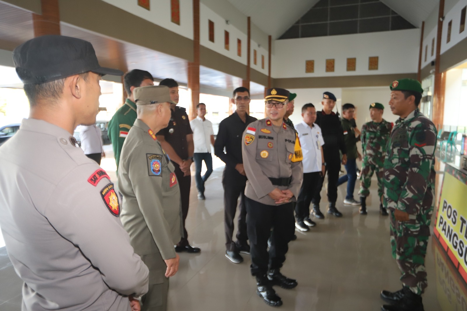 TINJAU POS: Tim gabungan saat meninjau pos pengamanan dan pelayanan menjelang Natal dan Tahun Baru.