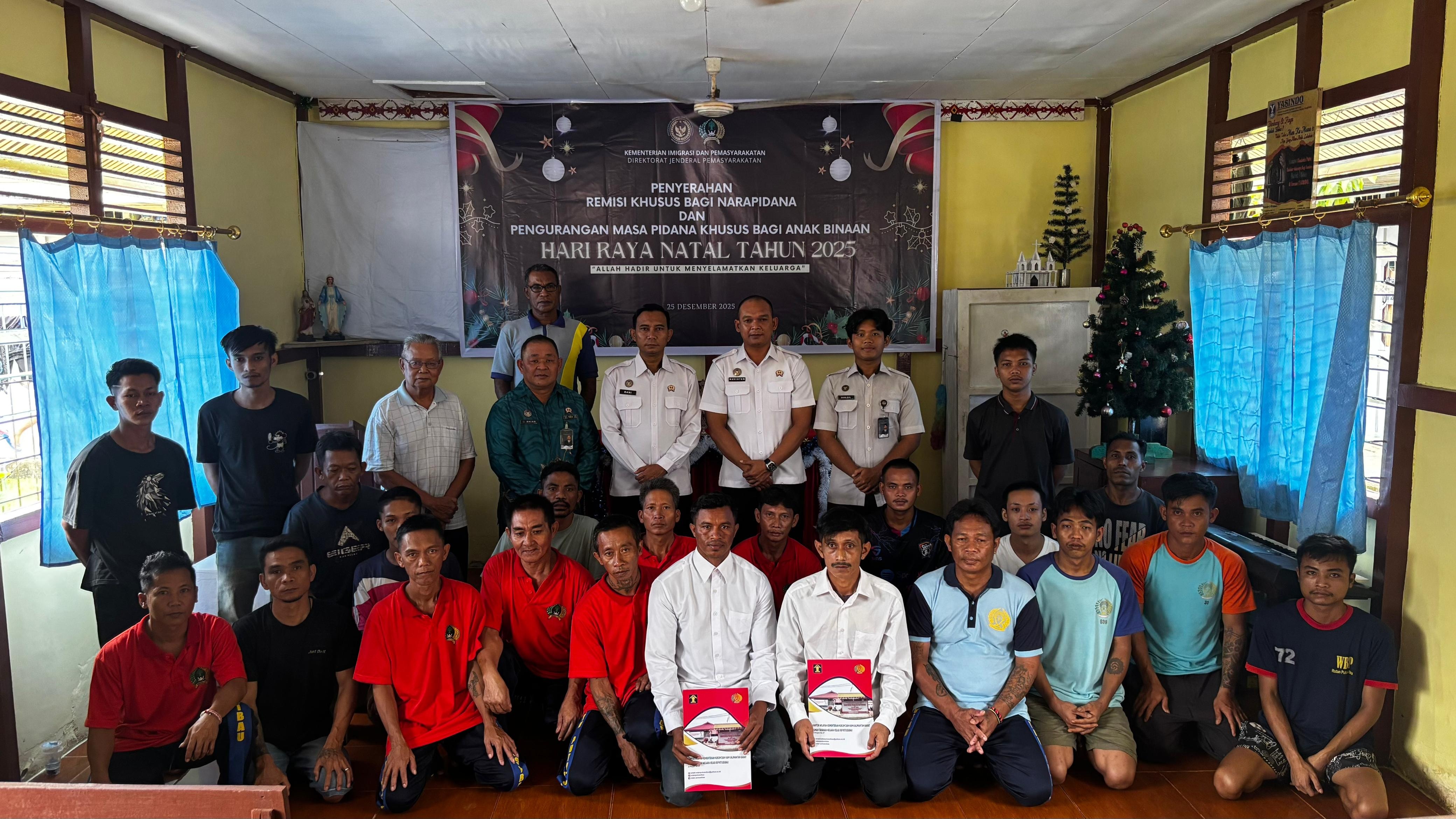 REMISI: Belasan warga binaan Rutan Putussibau saat menerima remisi Natal 2025.