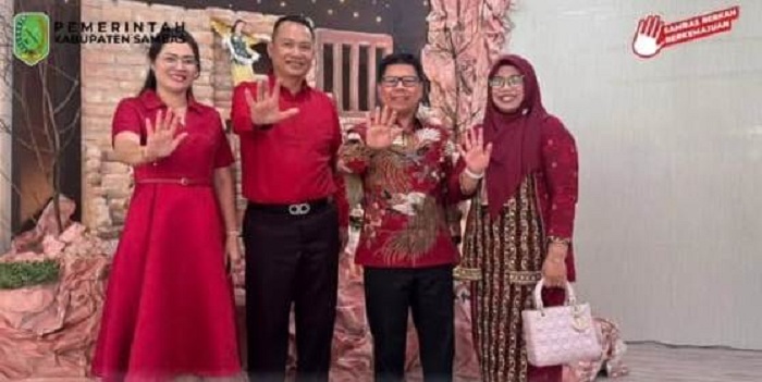 SILATURAHMI: Bupati Sambas Satono melakukan kunjungan Silaturahmi Natal 2025 ke kediaman Bupati Bengkayang Sebastianus Darwis, Kamis (25/5).