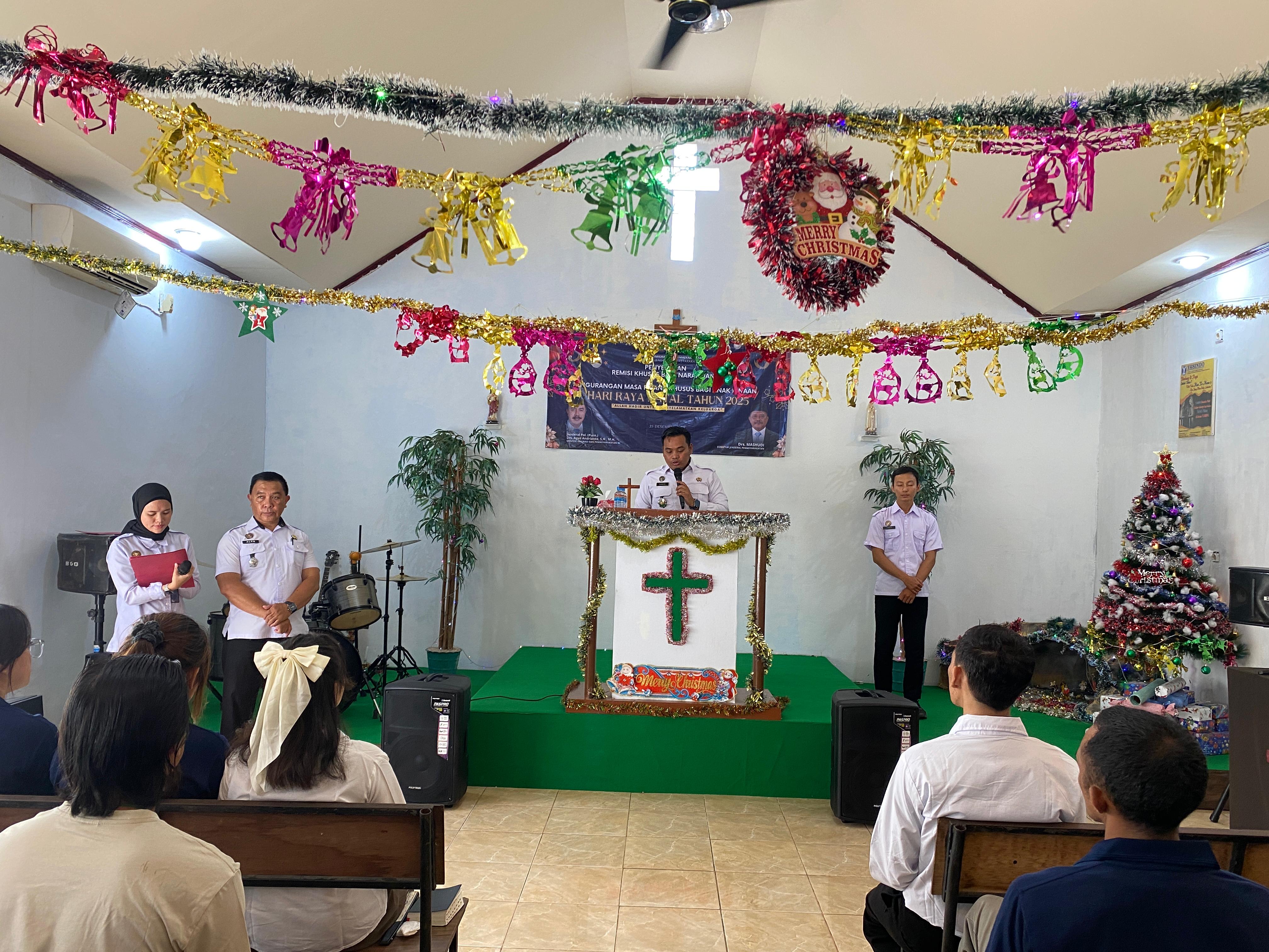 REMISI: Penyerahan remisi Natal kepada WBP Lapas Singkawang.