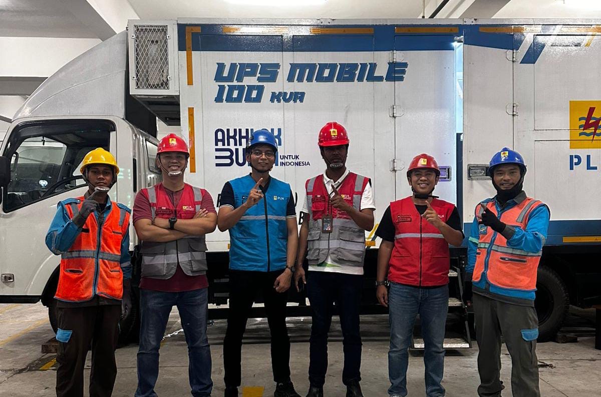 Petugas PLN melakukan siaga pengamanan kelistrikan di Gereja Katedral Santo Yosef Pontianak.