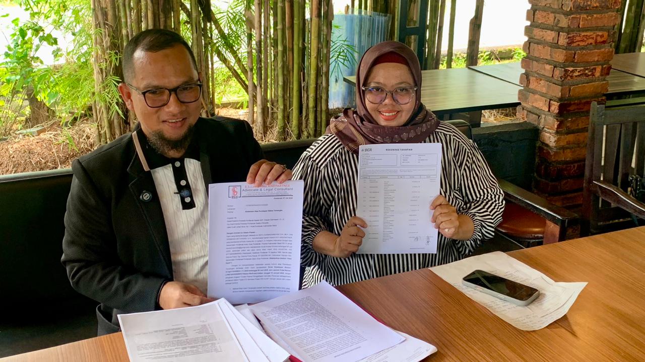Kuasa hukum dan Owner Lapis Pontianak, Eka Agustini, saat memberikan keterangan pers terkait laporan dugaan penipuan di Pontianak, Minggu (28/12).