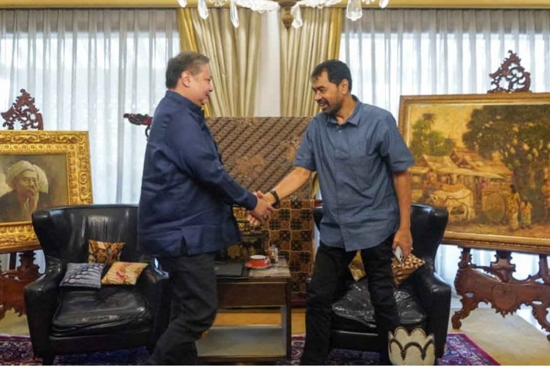 KUNJUNGAN: Gubernur Aceh, Muzakir Manaf melakukan silaturrahmi dengan Menko Bidang Perekonomian Airlangga Hartarto di Kantor Kementarian Perekonomian RI Jakarta, Kamis (25/12/2025).