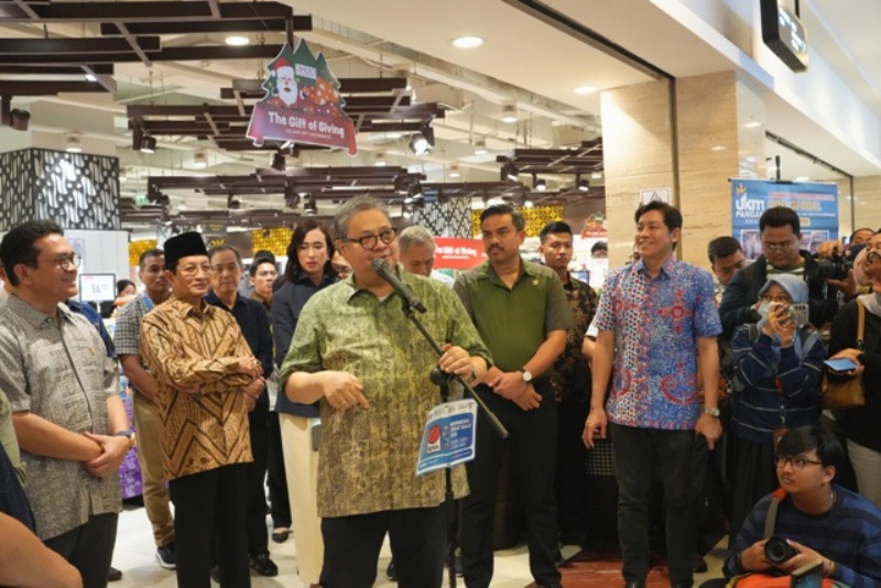 KONPERS: Menko Perekonomian Airlangga Hartarto bersama sejumlah menteri saat konferensi pers implementasi WFM di Pondok Indah Mall, Jakarta Selatan, Jumat (26/12/2025).