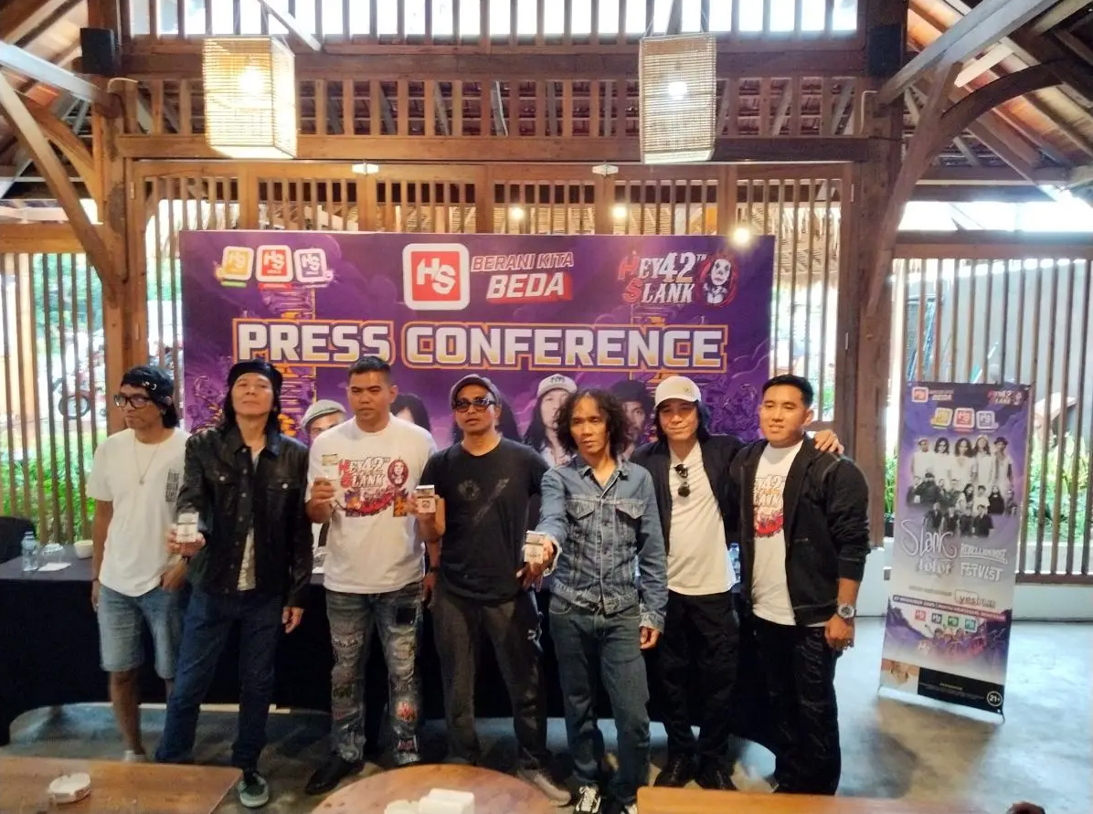 GELAR LELANG : Di Pantai Mertasari Slank melelang benda-benda kesayangan mereka dengan hasil 100 persen untuk korban bencana di Sumatra.