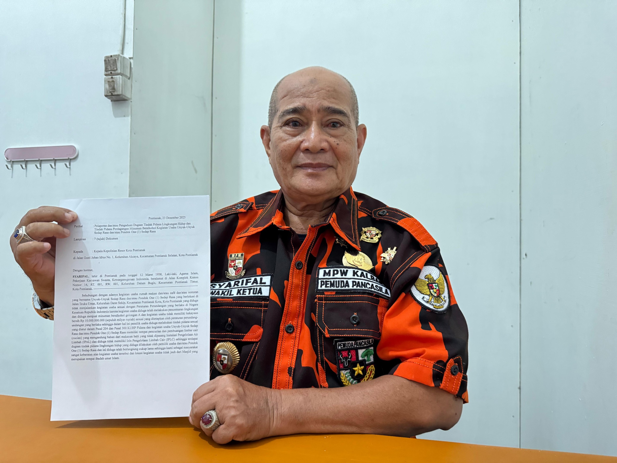 LAPORAN : Wakil Ketua Bidang III MPW Pemuda Pancasila Kalbar, Syarifal, menunjukkan surat pengaduan yang telah disampaikan ke Polresta Pontianak.