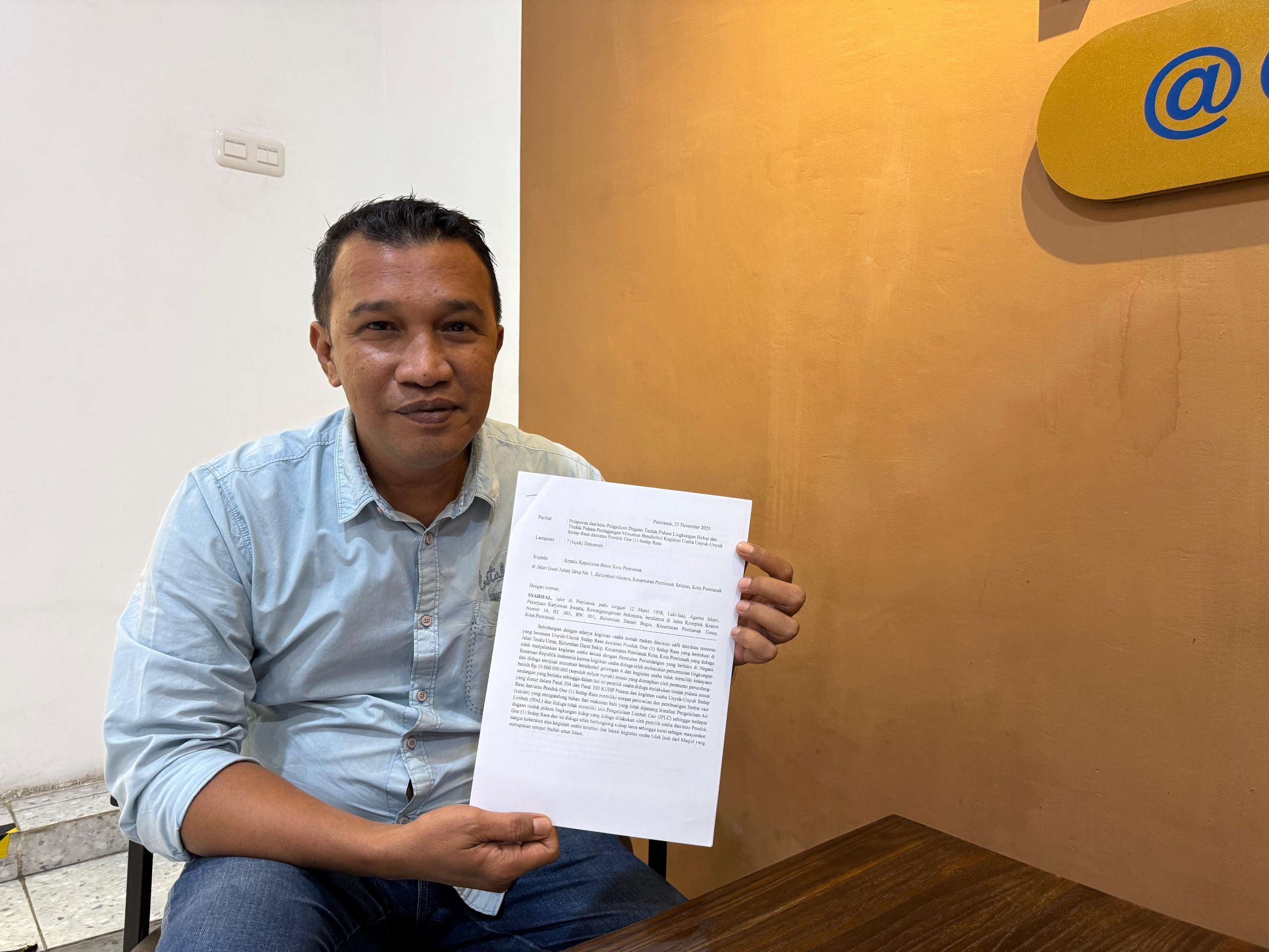 KETERANGAN&nbsp;:&nbsp;Ketua FMCI Agus Suwandi memberikan keterangan kepada awak media terkait desakan pemeriksaan menyeluruh perizinan usaha Restoran Unyuk-Unyuk Sedap Rasa di&nbsp;Kota&nbsp;Pontianak, Senin (29/12).