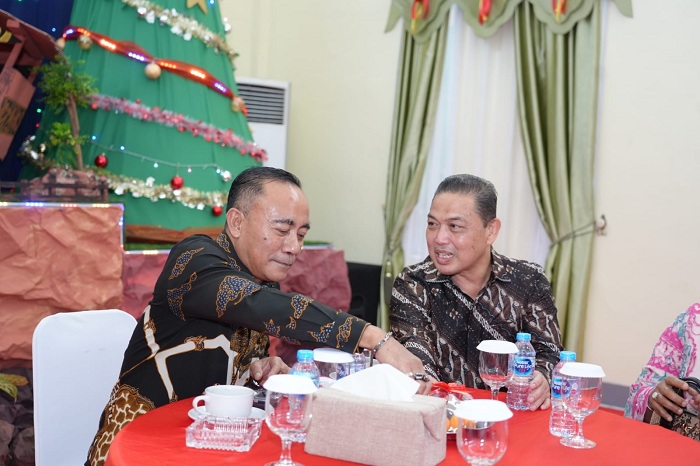 SILATURAHMI NATAL: Wakil Gubernur Kalimantan Barat Krisantus Kurniawan berkengcerama dengan Gubernur Kalbar Ria Norsan yang datang bersilaturahmi saat Open House Natal di Rumah Dinas Wagub Kalbar, Kam
