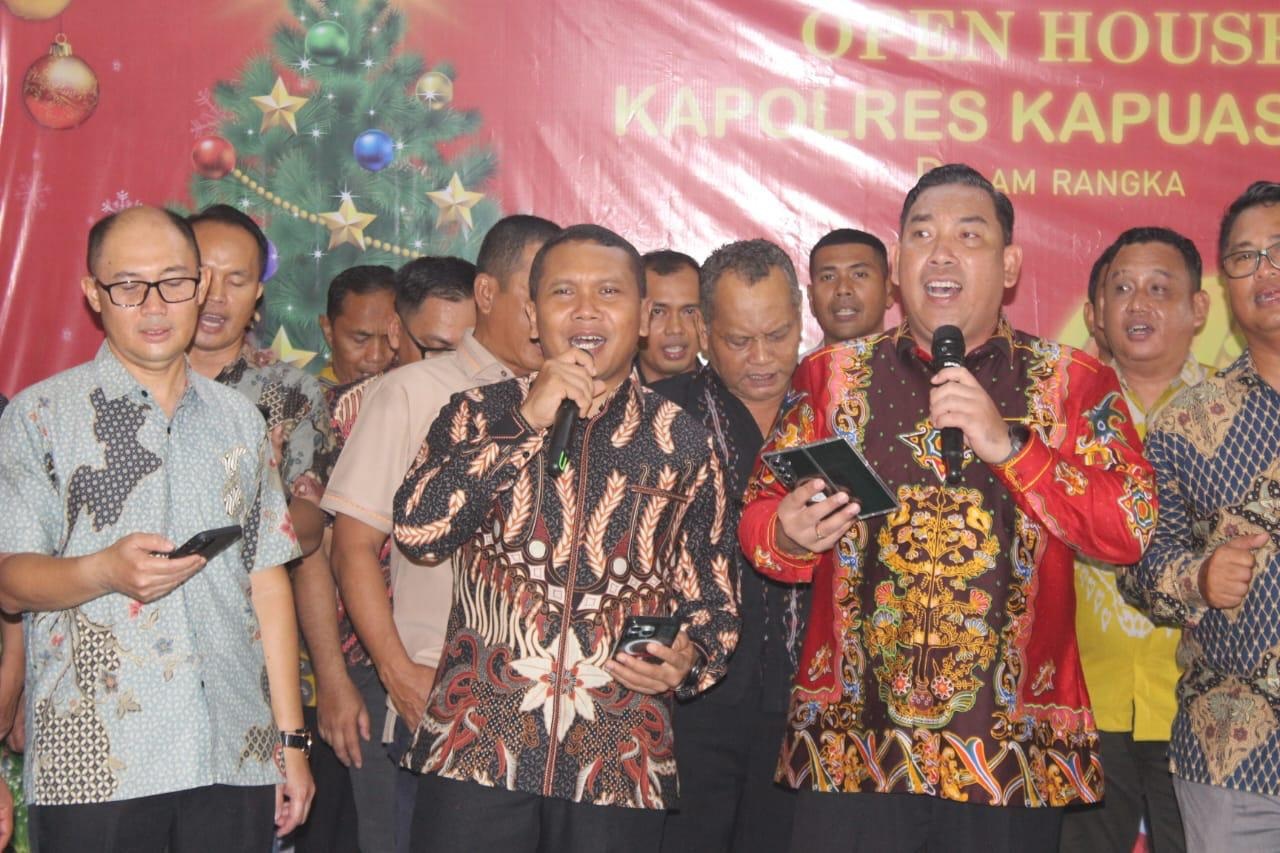 NATAL: Dandim 1206/Putussibau Letkol Arm Andreas Prabowo Putro menghadiri Open House Natal Kapolres Kapuas Hulu sebagai simbol soliditas dan sinergi TNI&ndash;Polri di wilayah perbatasan.