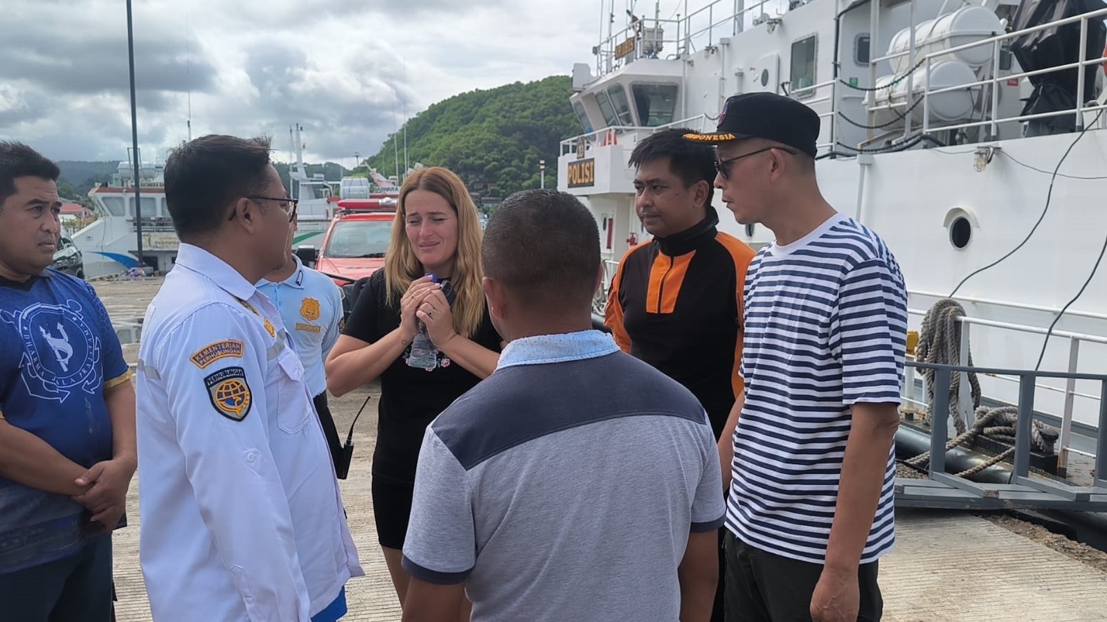 MENANGIS: Istri Fernando Martin Carreras, Mar Martinez Ortuno tak kuasa menahan tangis saat berbincang dengan tim SAR mengenai pencarian sang suami dan tiga anaknya yang hilang di perairan Selat Panda