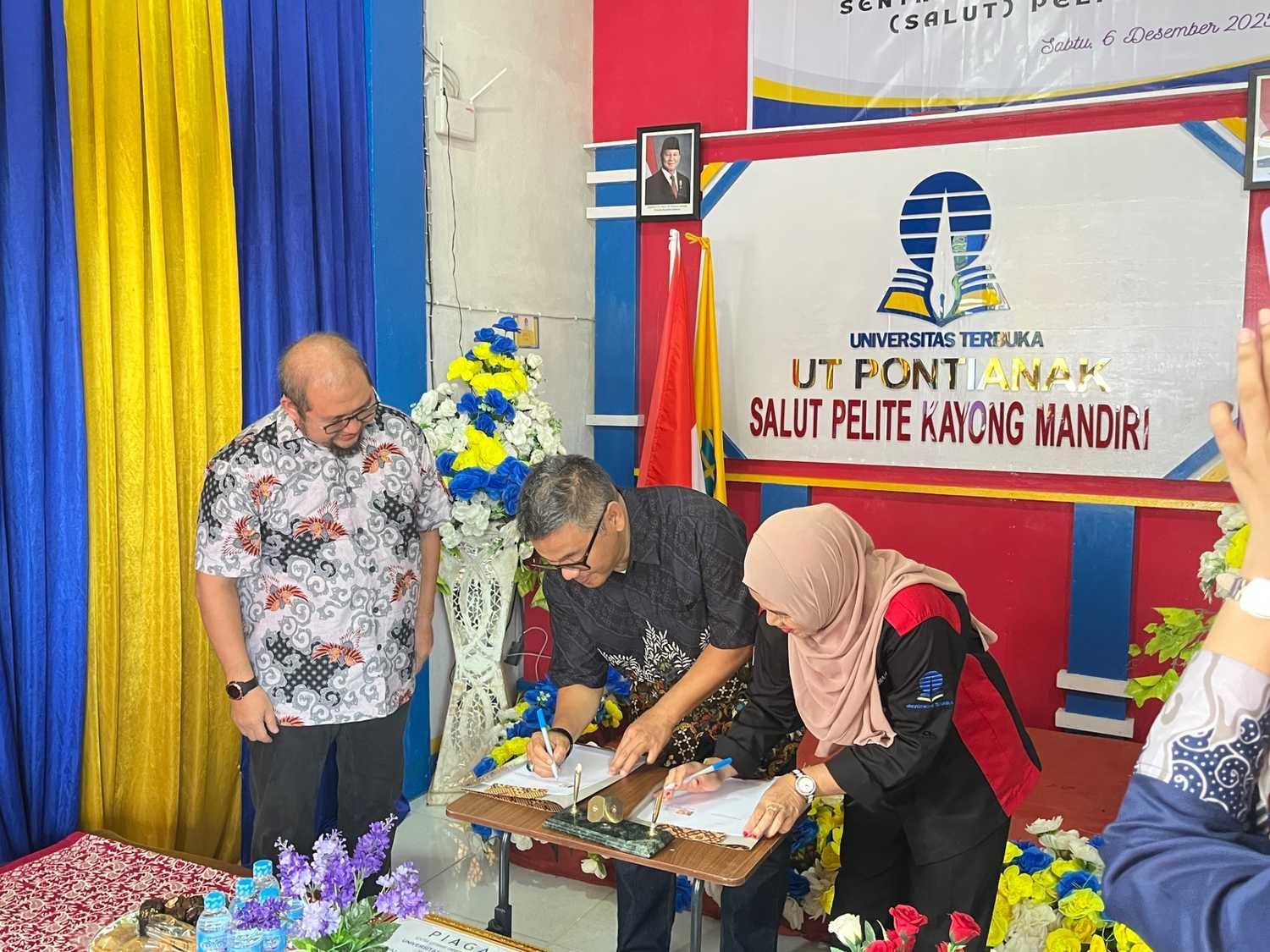 KERJA SAMA: Penandatanganan Perjanjian Kerja Sama (PKS) UT Pontianak dengan Sentra Layanan Universitas Terbuka (SALUT) Pelite Kayong Utara.