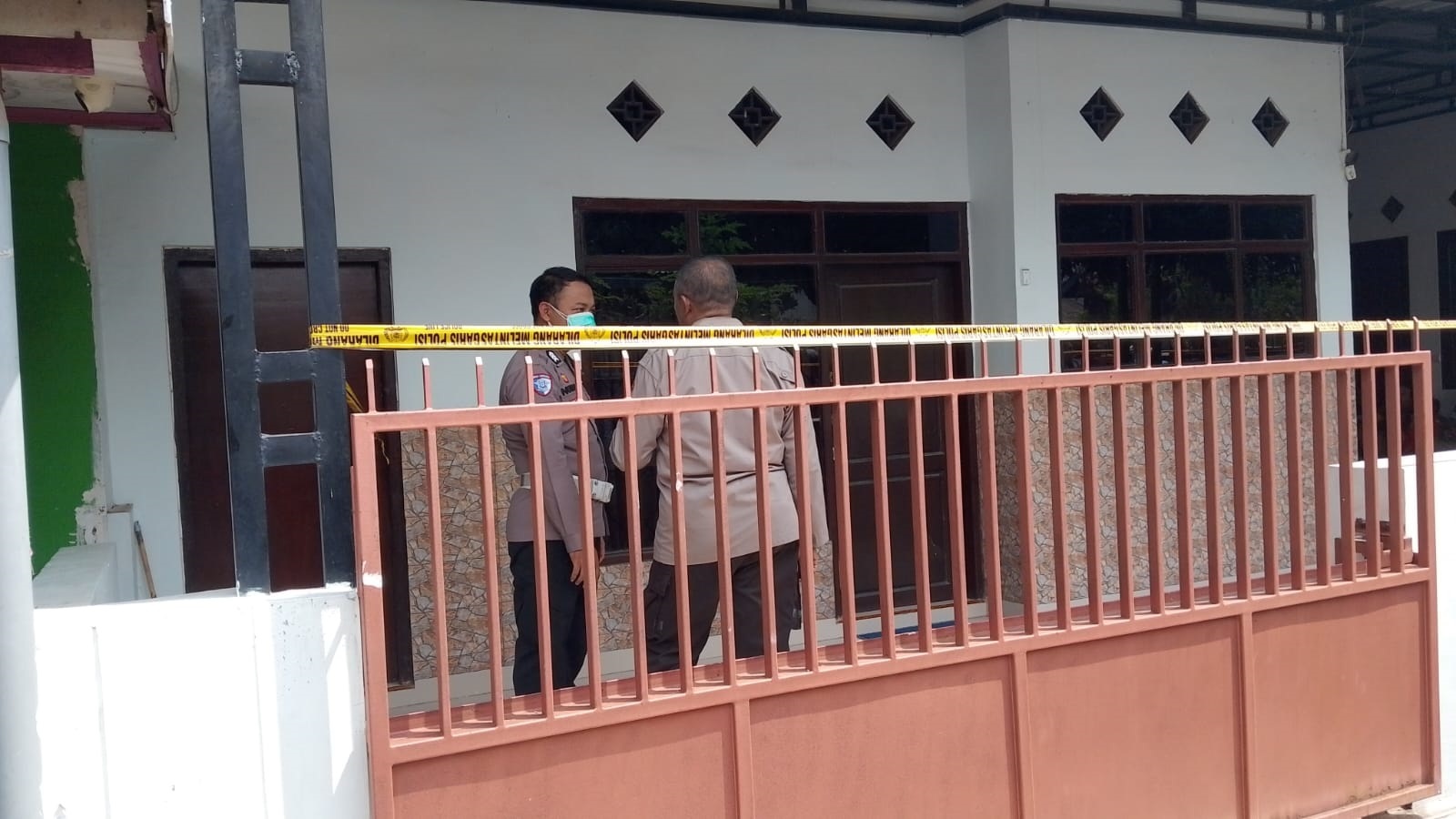 KORBAN: Satu keluarga di Desa Demung, Kecamatan Besuki, Kabupaten Situbondo, Jatim, ditemukan tewas kemarin (28/12).
