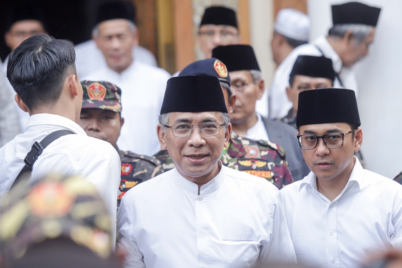 Ketua PBNU Yahya Cholil Staquf keluar dari kediaman Rais Aam KH Miftachul Akhyar usai menggelar islah kemarin (28/12). FOTO: ALFIAN RIZAL/JAWA POS