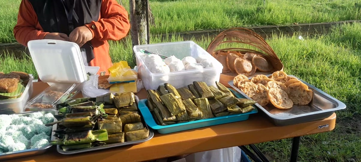 DIBURU: Aneka jajanan tradisional yang dijual di arena CFD Sambas diserbu pengunjung.