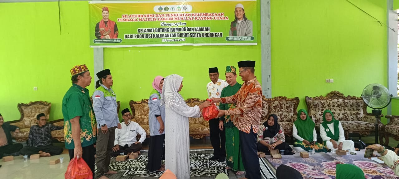 SILATURAHMI:  Kegiatan Silaturahmi dan Penguatan Kelembagaan Majelis Taklim Mualaf Kabupaten Kayong Utara-Ketapang, di Pondopo Wakil Bupati Kayong Utara, Minggu (28/12).