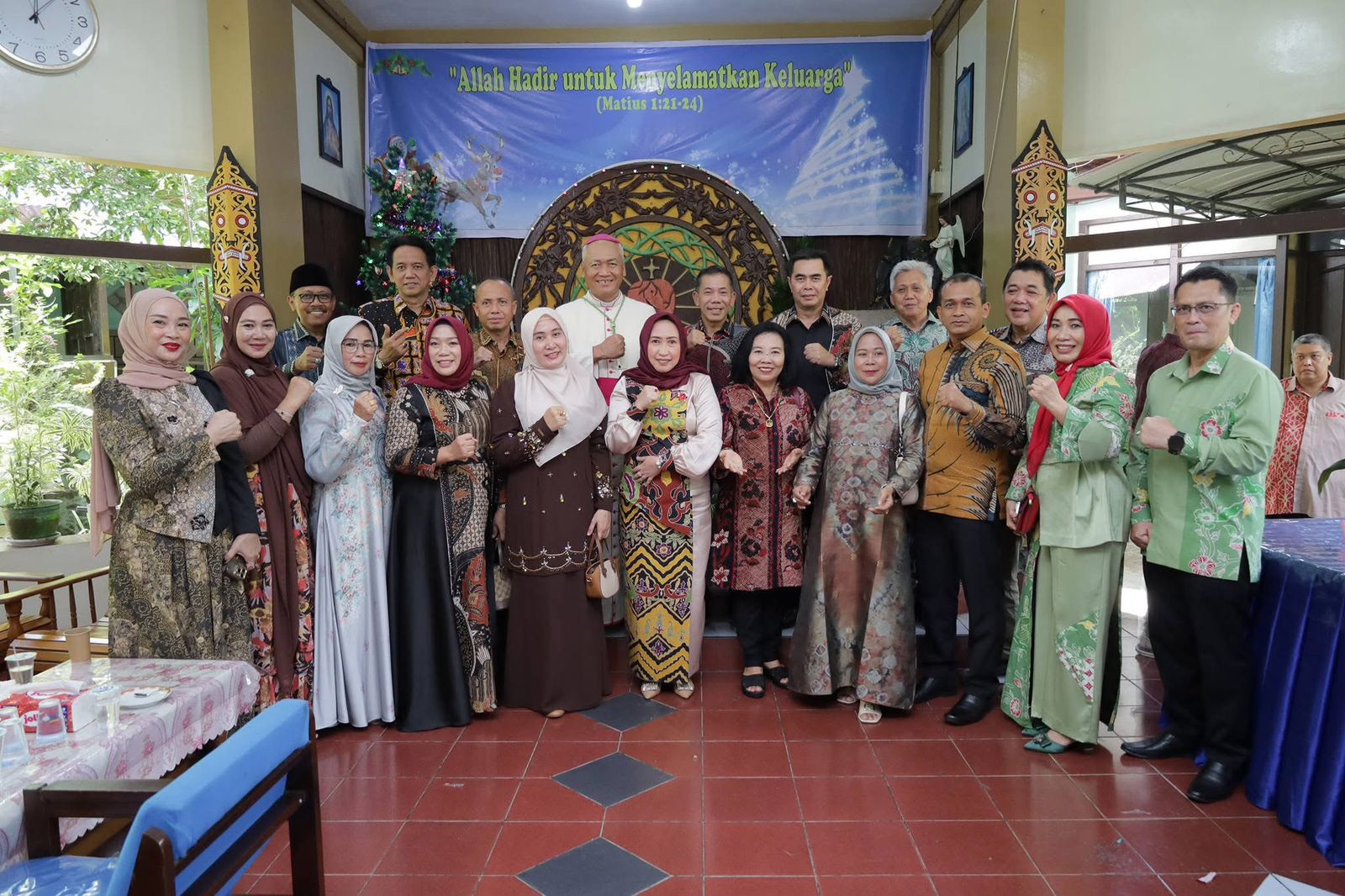 SILATURAHMI: Wabup Ketapang, Jamhuri Amir, menyambangi salah satu lembaga keagamaan saat perayaan Natal, kemarin.