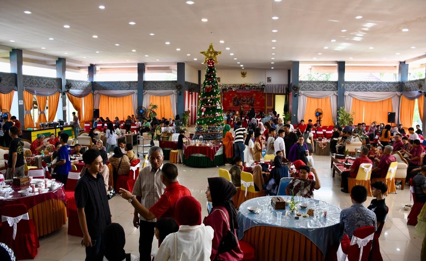 NATAL: Suasana open house Natal 2025 di Pendopo Bupati Sintang Gregorius Herkulanus Bala. Silaturahmi Natal dijadikan Bala untuk memperkuat dialog dan kebersamaan lintas lapisan warga.