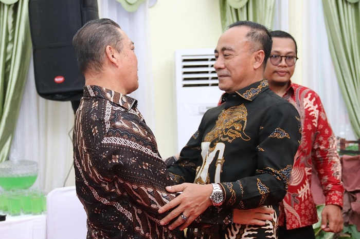 KUNJUNGI WAGUB: Gubernur Kalbar Ria Norsan mengunjungi Open House Natal Wagub Kalbar Krisantus Kurniawan pada Kamis (25/12).