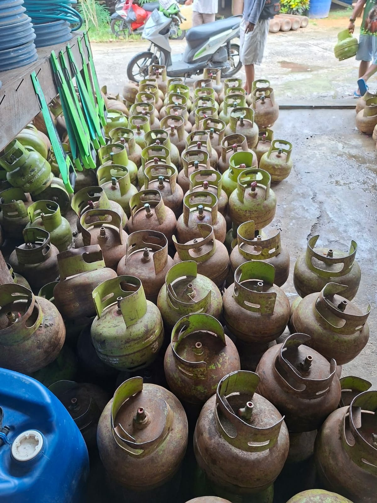 LANGKA: Jejeran tabung LPG 3 kilogram yang kosong di salah satu pangkalan di Putussibau. Belakangan ini gas melon sulit diperoleh di pangkalan resmi, sementara harga di tingkat pengecer melonjak